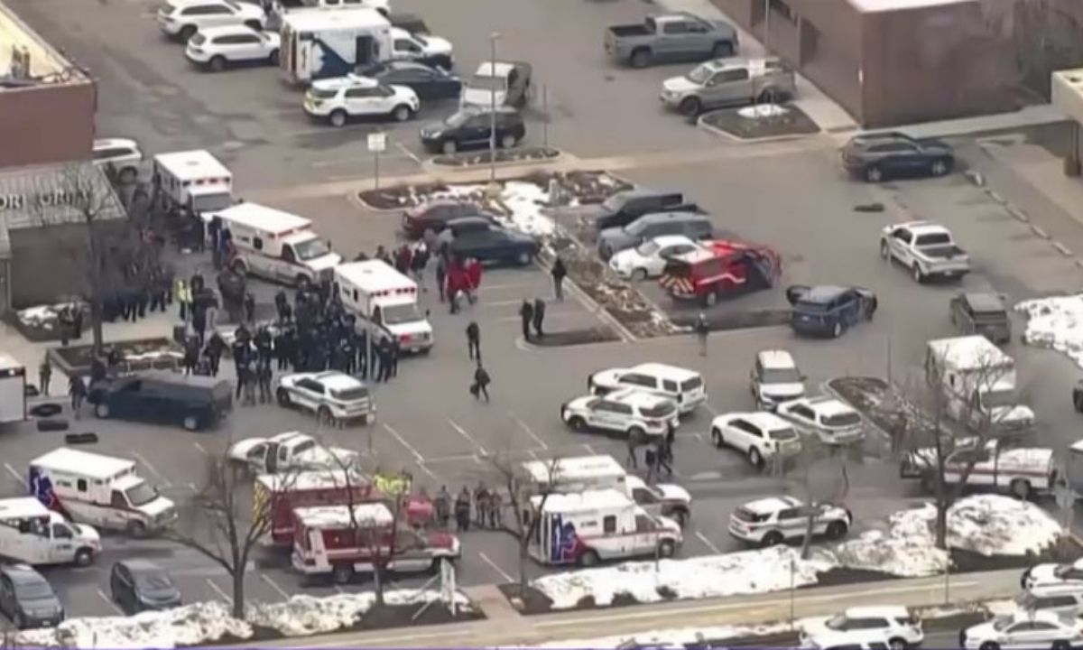 Un bărbat a omorât zece persoane într-un supermarket din Colorado. În America este mai ușor să îți iei un pistol decât permisul auto