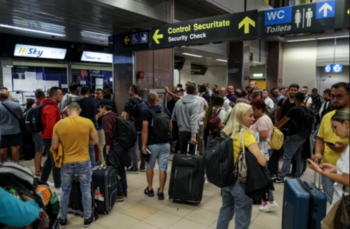 Ce se întâmplă cu românii blocați în străinătate de suspendarea zborurilor Blue Air. Anunțul MAE