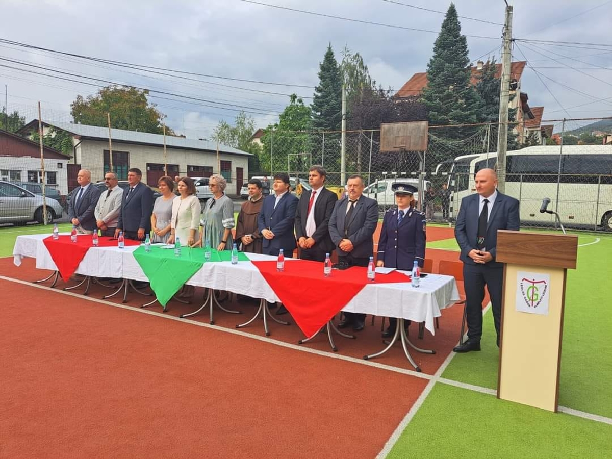 Drapelul României înlocuit cu cel maghiar, la deschiderea anului școlar