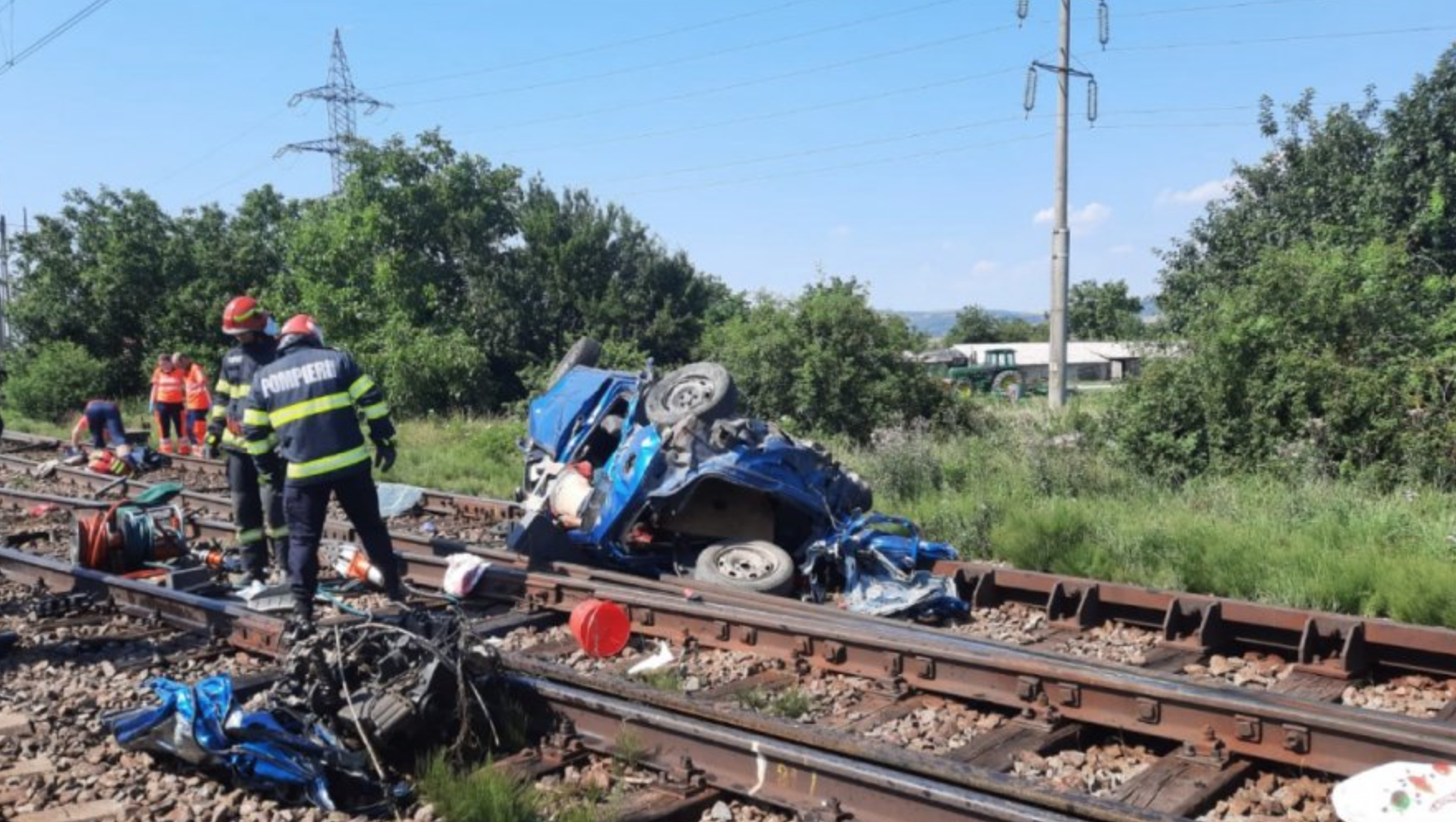Mașină lovită de trenul de călători Suceava-București: Patru persoane au murit pe loc | Trafic feroviar oprit, lângă halta Orbeni