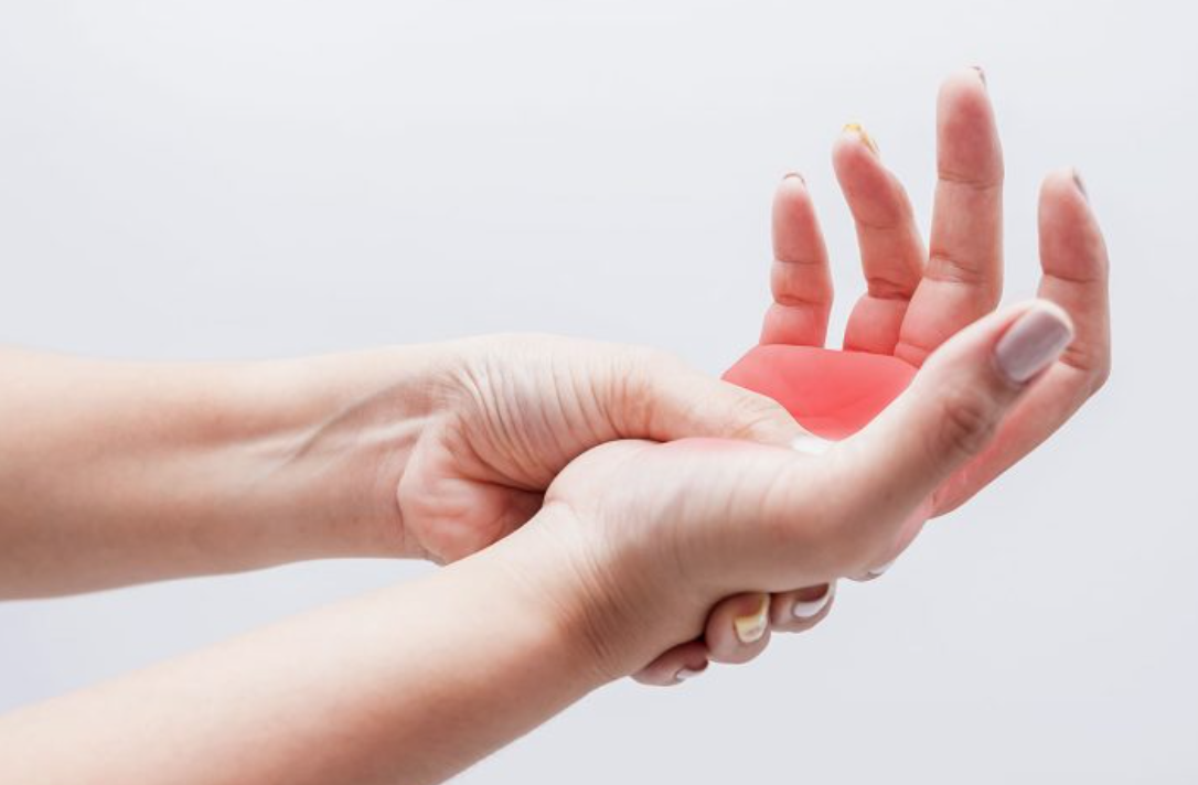 Amorțirea mâinilor – un semnal important că trebuie să mergeți la medic. Cinci cauze posibile