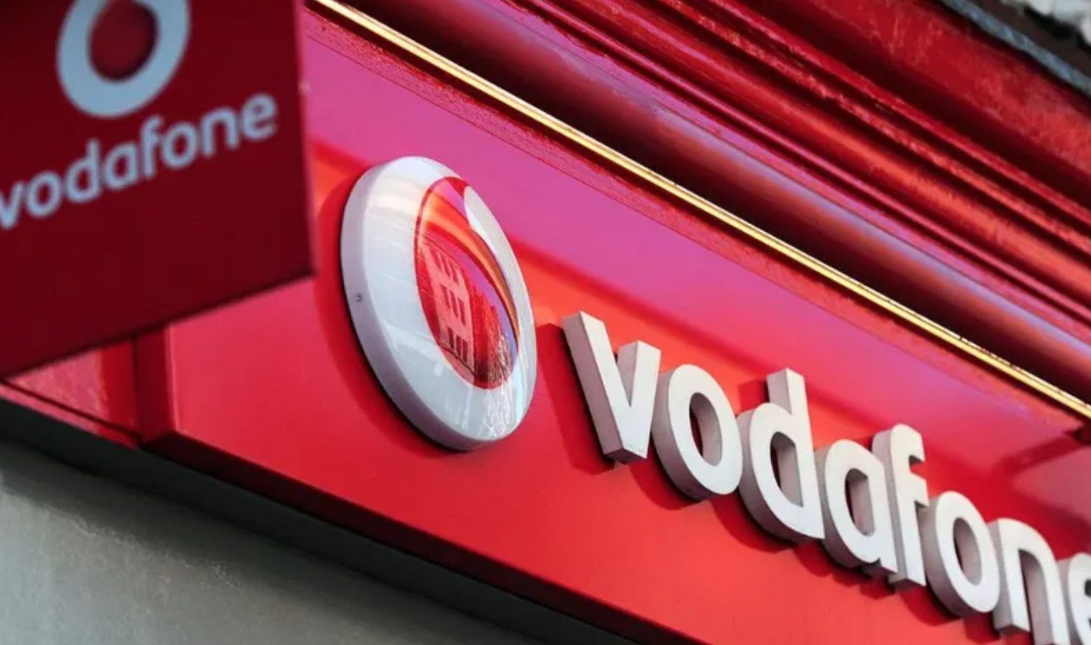 Anunț major pentru toți clienții Vodafone! Românii sunt furioși