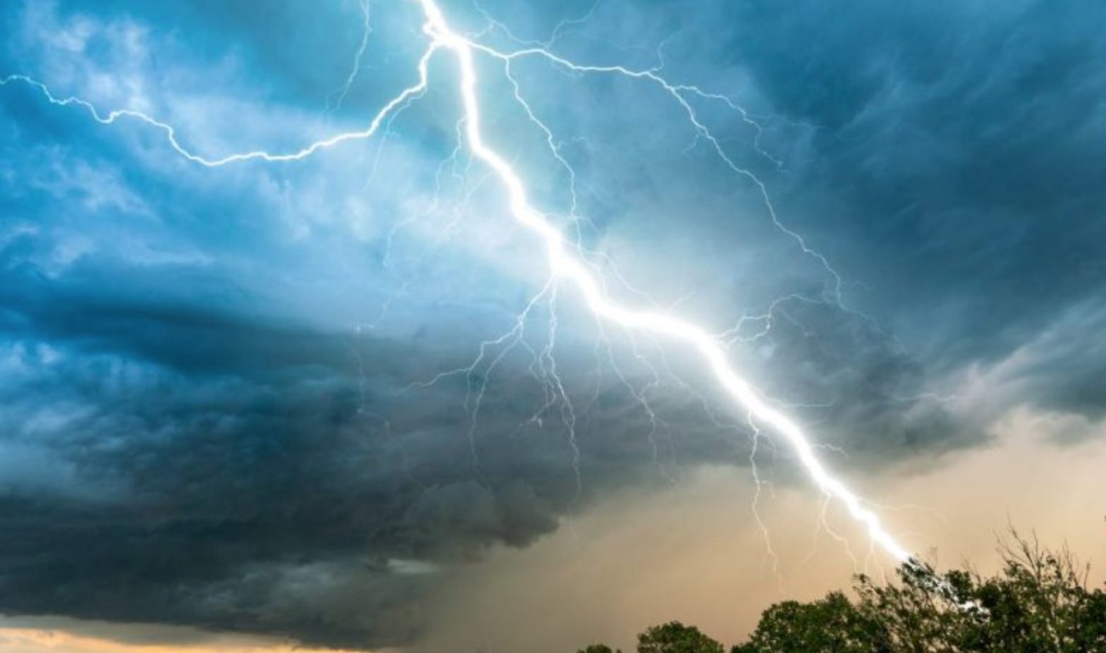 Avertizare meteo ANM imediată! Lista localităților afectate de furtuni violente și vijelii