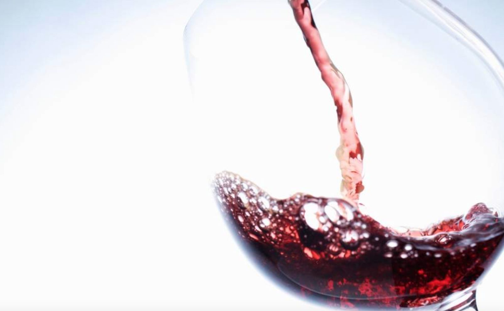 Ce se întâmplă în corpul tău dacă bei un pahar de vin roșu zilnic. Beneficiile acestui obicei pentru sănătate