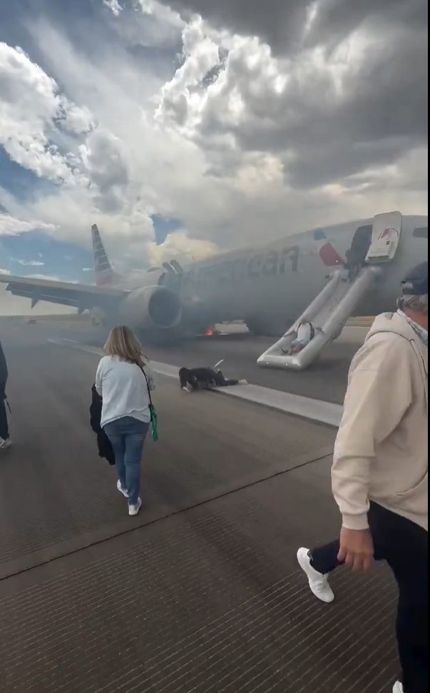 Un avion plin cu pasageri are probleme uriașe, fum gros peste tot. Starea pasagerilor
