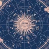 Horoscopul chinezesc pentru săptămâna 11-17 august 2025 aduce o perioadă plină de surprize, provocări și oportunități neașteptate. Energia astrală este influențată de interacțiunea dintre elemente și semnele zodiacului chinezesc, ceea ce determină schimbări importante în plan personal, profesional și sentimental. Unele zodii se vor bucura de succes rapid și recunoaștere, în timp ce altele vor fi nevoite să adopte o strategie mai prudentă pentru a evita conflictele sau pierderile. Șobolan Pentru Șobolan, săptămâna vine cu vești bune în carieră și posibile câștiguri financiare. Abilitățile tale de comunicare te vor ajuta să închei parteneriate avantajoase, dar este important să nu îți asumi riscuri mari în afaceri. În dragoste, relațiile se pot aprofunda dacă ești dispus să îți exprimi sentimentele deschis. Bivol Bivolii au parte de o perioadă stabilă, dar solicitantă din punct de vedere profesional. Poți primi o sarcină importantă care îți va testa răbdarea și perseverența. În plan personal, fii atent la nevoile celor dragi, deoarece lipsa comunicării poate crea tensiuni. Tigru Tigrii simt nevoia de schimbare și pot primi șansa de a începe un proiect nou sau de a călători. Este o săptămână favorabilă explorării și dezvoltării personale. În cuplu, spontaneitatea poate aduce un plus de pasiune, însă fii atent la impulsivitate. Iepure Pentru Iepure, săptămâna aduce armonie și stabilitate. Relațiile cu familia și prietenii se îmbunătățesc, iar un gest frumos din partea unei persoane apropiate îți poate aduce multă bucurie. În carieră, lucrurile evoluează lent, dar sigur. Dragon Dragonii se vor confrunta cu provocări care le vor testa rezistența și creativitatea. Este esențial să rămâi calm și să nu reacționezi impulsiv la critică. Din punct de vedere financiar, există șanse de câștig printr-o colaborare neașteptată. Șarpe Șarpele se bucură de inspirație și claritate în luarea deciziilor. Este o perioadă excelentă pentru studiu, dezvoltare personală sau schimbarea strategiei profesionale. În dragoste, sinceritatea va fi cheia pentru a menține armonia. Cal Pentru Cal, săptămâna aduce mult dinamism și activități intense. Poți face progrese rapide în proiectele în care te implici, dar ai grijă să nu te epuizezi. În viața sentimentală, surprizele plăcute vor condimenta relația. Capră Caprele trebuie să fie atente la cheltuieli și să evite investițiile riscante. În schimb, pot beneficia de sprijinul familiei și al prietenilor într-o situație delicată. În plan amoros, empatia și răbdarea vor fi esențiale. Maimuță Maimuțele vor avea o săptămână norocoasă, cu ocazii bune în carieră și posibile câștiguri financiare. Creativitatea este la cote maxime, iar ideile tale pot atrage atenția superiorilor. În dragoste, momentele petrecute cu persoana iubită vor fi de neuitat. Cocoș Cocoșii au parte de o perioadă productivă, dar trebuie să evite conflictele la locul de muncă. Comunicarea deschisă va fi cheia succesului. În plan personal, este momentul potrivit pentru a planifica o excursie sau o activitate relaxantă. Câine Pentru Câine, săptămâna aduce ocazia de a rezolva o problemă mai veche. În carieră, munca depusă până acum începe să fie recunoscută. În dragoste, sinceritatea și implicarea pot consolida relația. Mistreț Mistreții se vor bucura de momente de liniște și de oportunități de relaxare. Totuși, nu ignora responsabilitățile profesionale. În viața sentimentală, este o perioadă bună pentru a clarifica neînțelegerile și a aduce armonie în cuplu.
